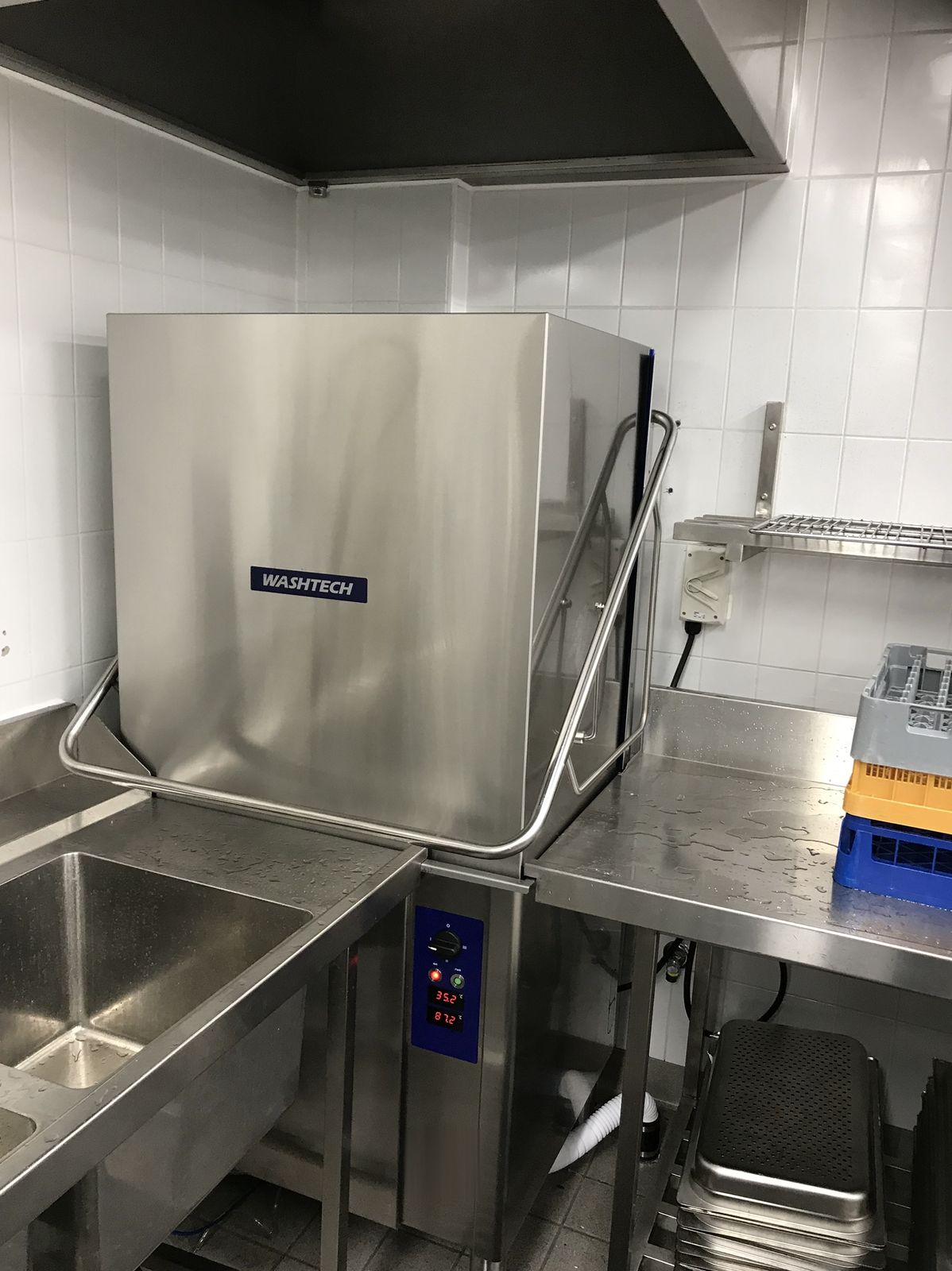 Washtech pass-through dishwasher