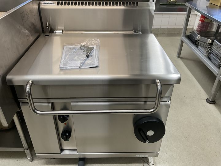 Waldorf tilting bratt pan