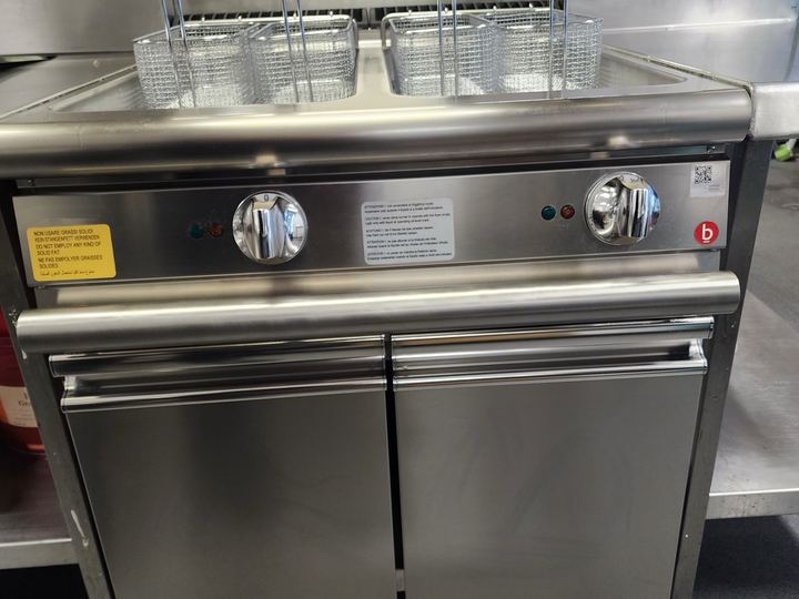 Twin-pan electric fryer
