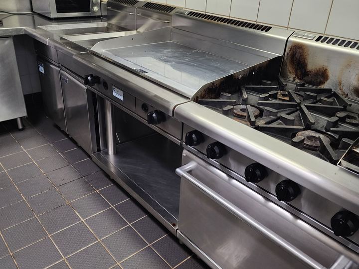 Waldorf cooking line: griddle, fryers and oven range
