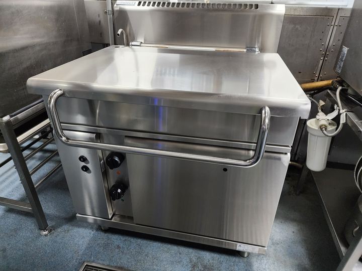 Waldorf electric tilting bratt pan