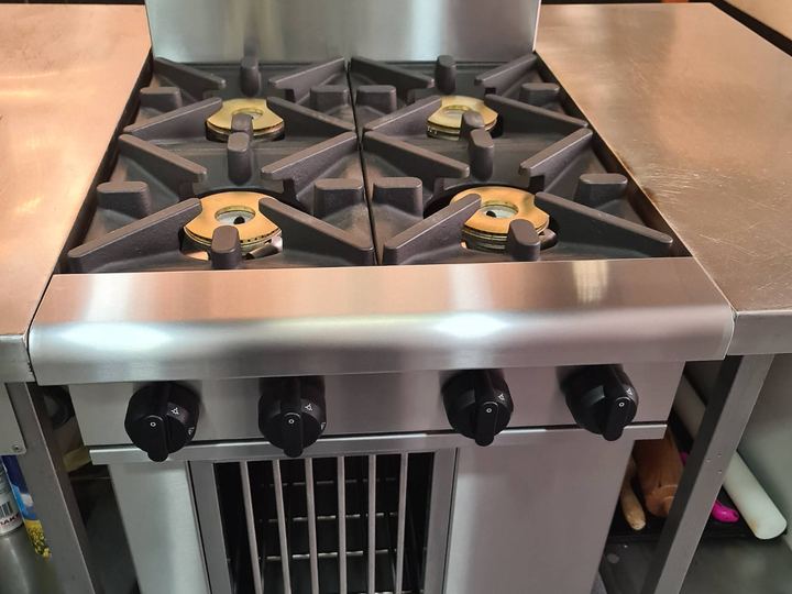 Waldorf four-burner gas cooktop